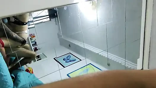 Temizlik görevlisini karımın iç çamaşırını denerken keşfettim ve hiçbir şey söylemesem almama izin vermeyi kabul etti