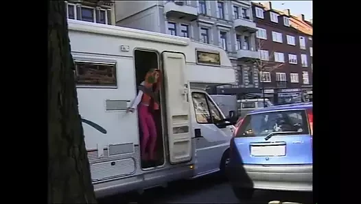 Öküz güzel genç kızlar çamaşır odasında iki büyük yarakla sikiliyor