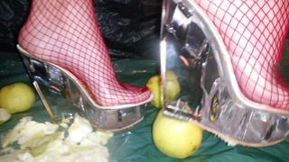 Lady l aplastar manzanas transparentes mulas.