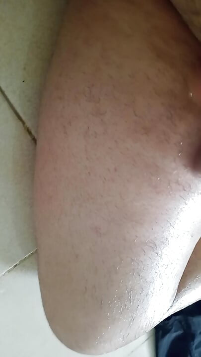 Ich pisse, dann setze ich mich in meine Pisse und lege mich dann in meine Pisse
