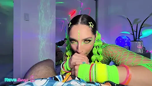 Шлюшка с пирсинговными глазами, Madison Wilde принимает ди-джея на скачку!