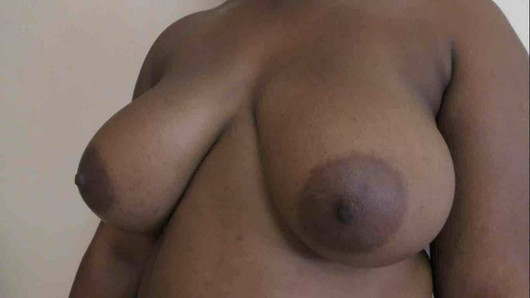 Femme black aux gros seins se fait juter dans la chatte