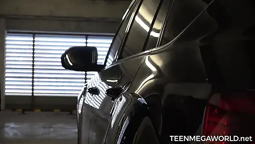Zengin kaltak Megan sıkı deliklerini korumalar tarafından parçalıyor - teenmegaworld