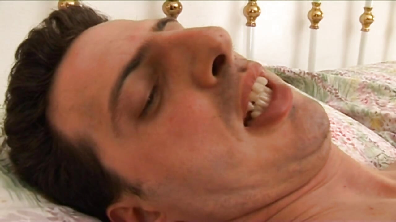 Wanker boy spies her hot Stepauntie in the bathroom