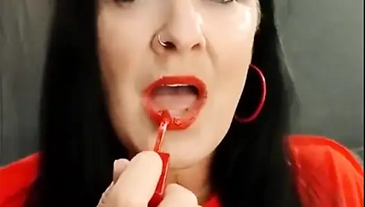 Tur lipstick merah dengan mulut