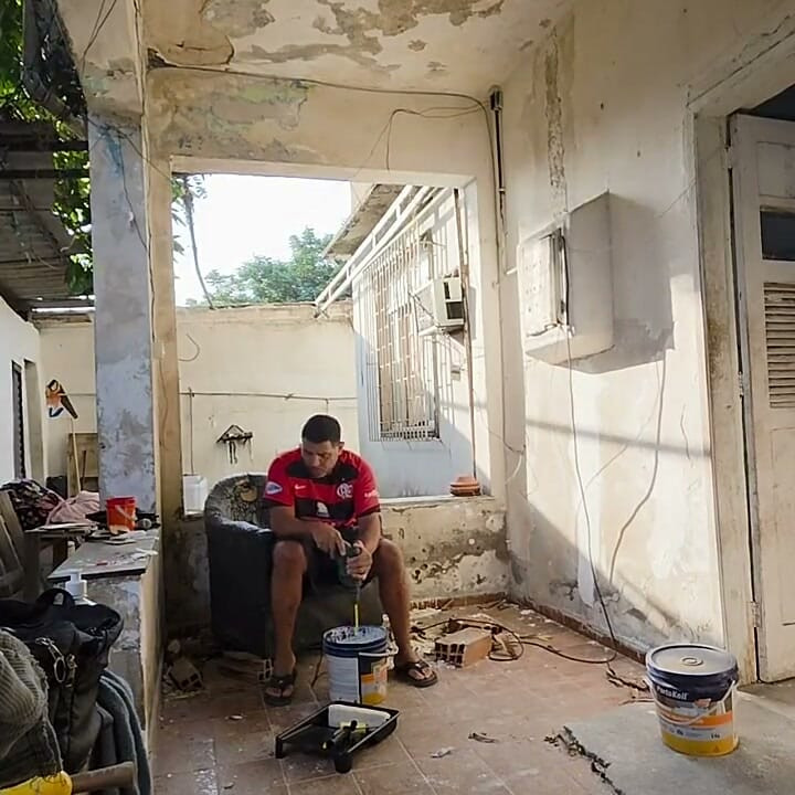 내 배다른 딸의 엉덩이에 공을 집어넣어