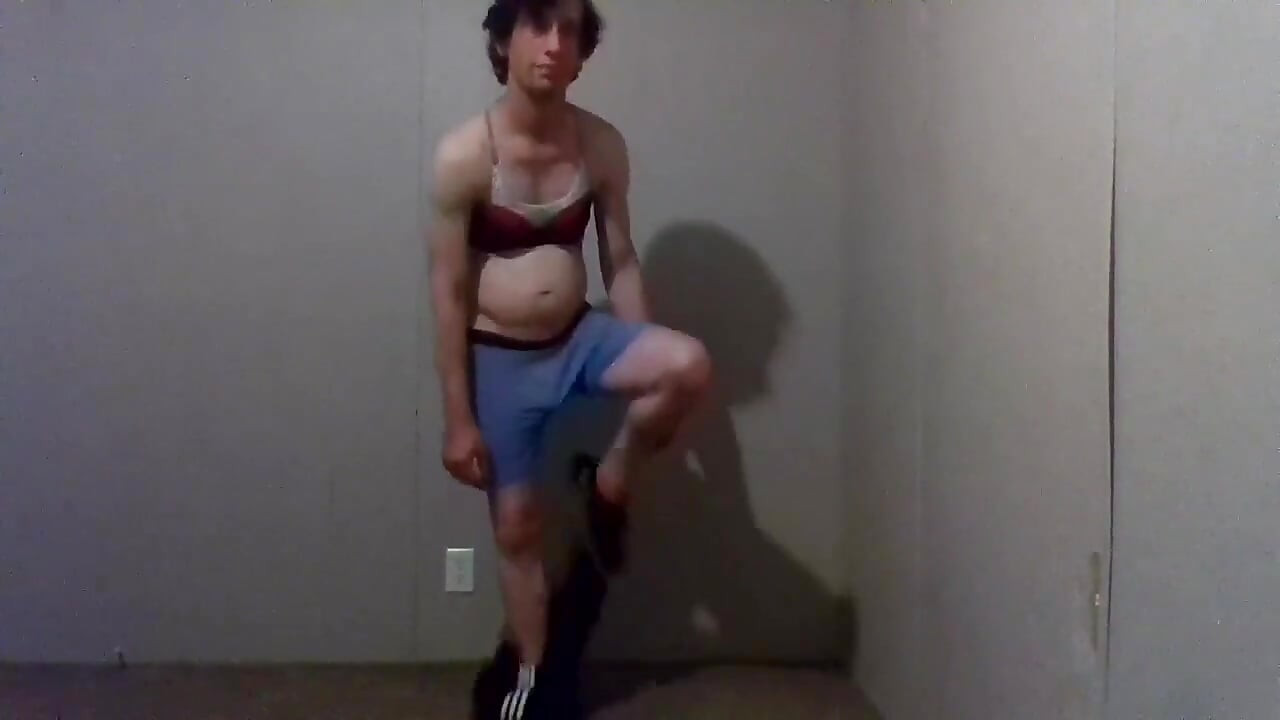 Experimentando roupas brincando, se vestindo e se despindo