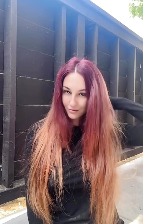Italiaanse grote tieten milf Artemisia Love lange haar fetisj buitenshuis