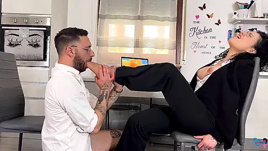 Rekan dengan kaki yang sakit memijat dan menjilat dengan pantyhose, dengan imbalan blowjob