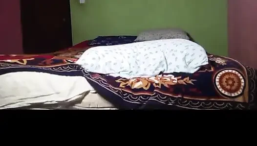 Cewek toket besar dan memek aduhai lagi asik fingering memeknya