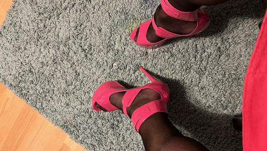 Huấn luyện đi giày cao gót màu hồng cho sissy lilli