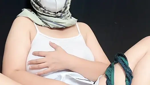 Hijab kız tombul ve onunla oynuyor