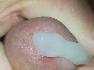 El esperma fluye desde el agujero del glande abierto
