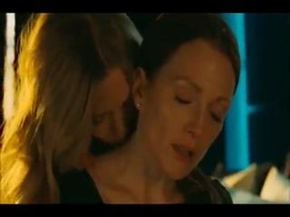 Amanda Seyfried Julianne Moore scenă lesbiană nudă Chloe