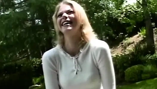 Girls School: Heiße Lesbenaction im Garten