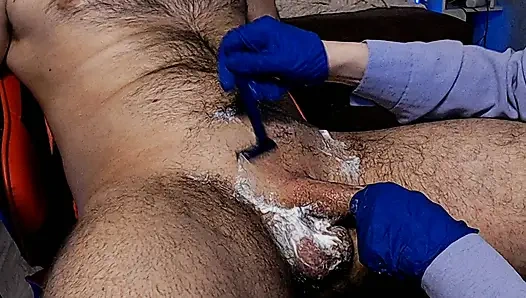 Еще одна сессия бритья хуя со маслянистой дрочкой и счастливым окончанием