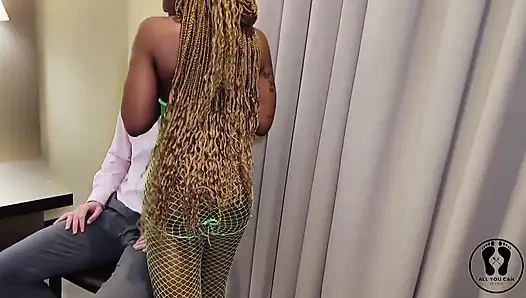 Чернокожую жену застукали за унижением куколда в БДСМ-оковах