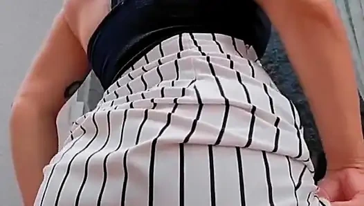 Kızıl saçlı pencereyi temizliyor - Sofia Felix