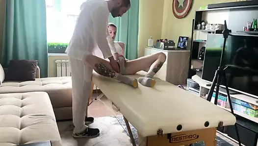 Dicky masajista folla atlético twink durante masaje