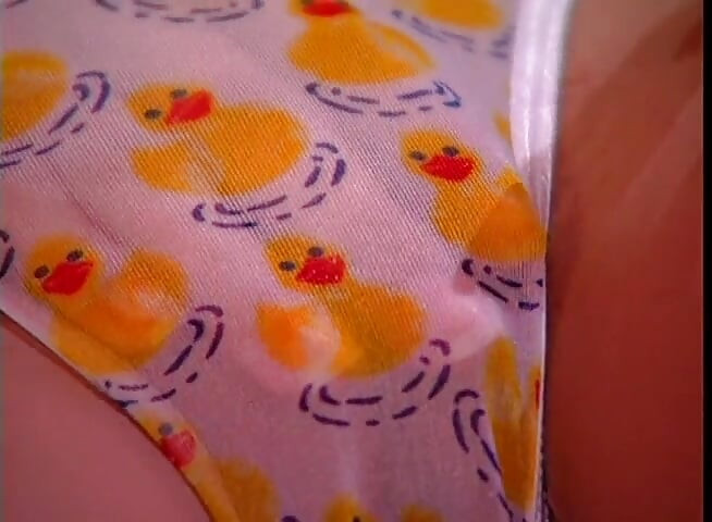 Incrível menina dedilhando sua buceta molhada com o pensamento de ser fodida