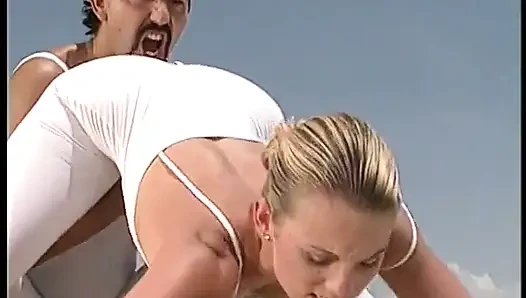 Ausgezeichnete blonde dame in weiß bekommt schwanz in ihr enges arschloch
