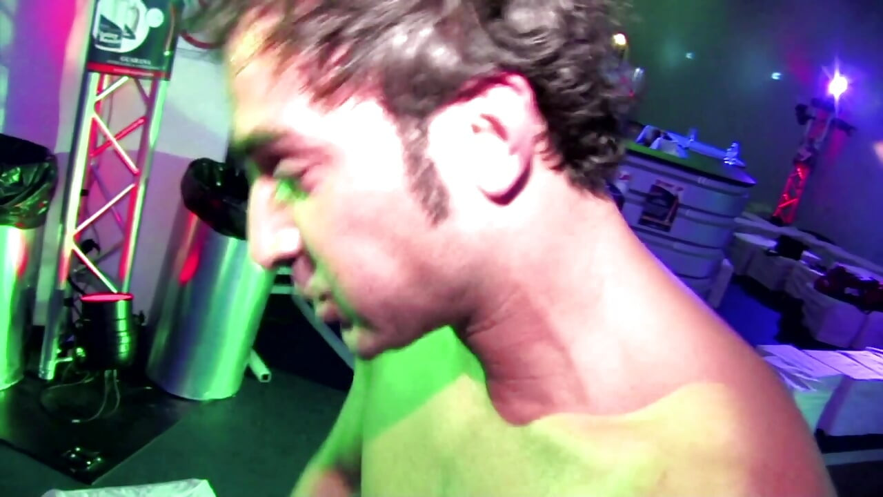 Two horny tattooed chicks fuck in threesome