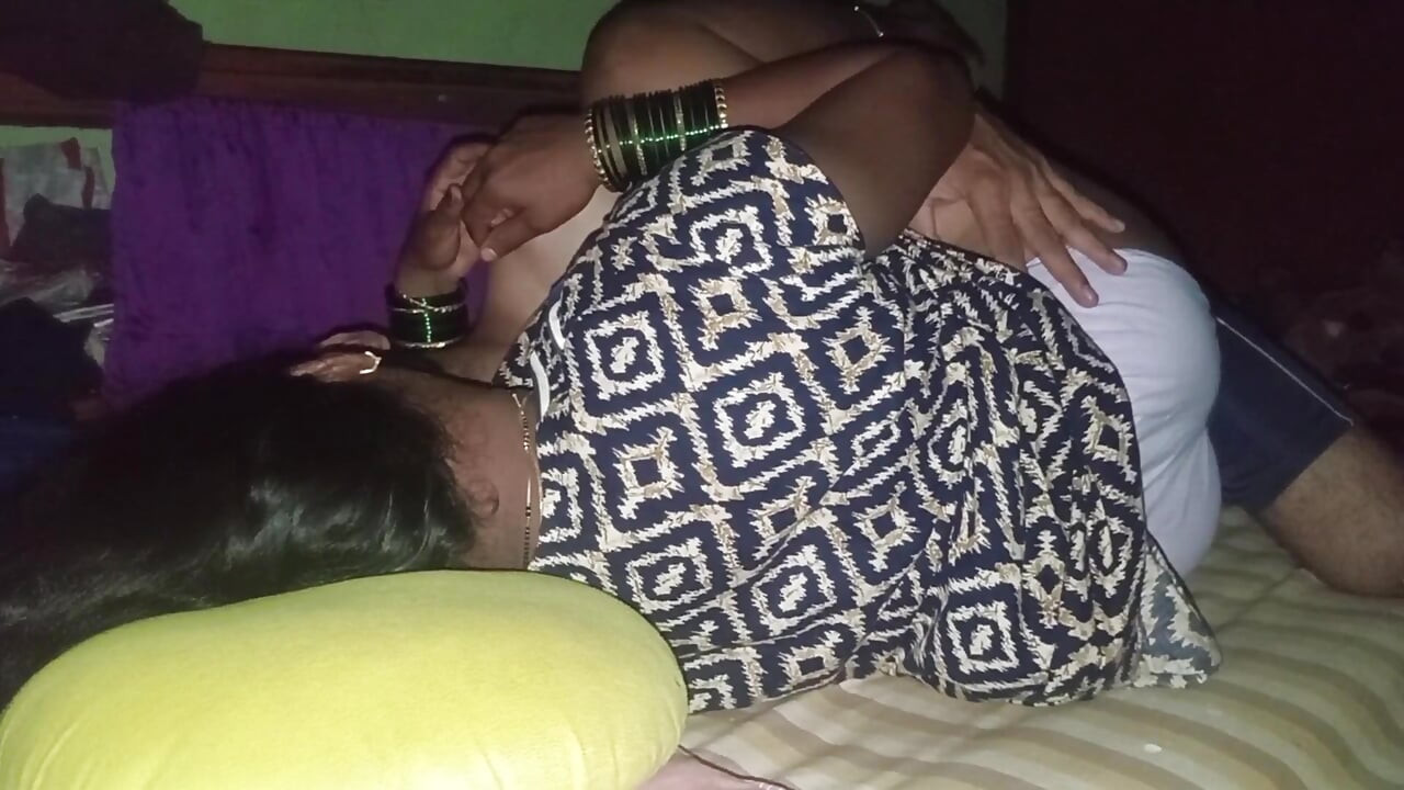 Bini desi saya bahkan tidak membenarkan saya pergi di atas katil. Saya menjilat pepek isteri kampung India yang seksi