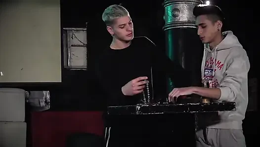 Aç twink pup'un bir kemiğe ihtiyacı var
