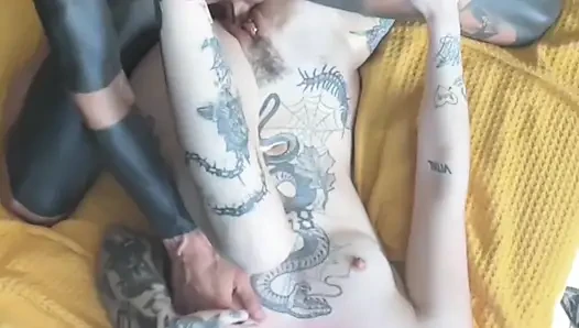 Cowok bertato dengan kontol besar dientot habis-habisan sama kontol besar pria kulit hitam sampai dicrot di dalam