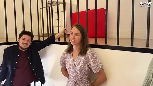 Hinter den Kulissen! Warte draußen, während wir deine Freundin ficken! Cuckold wird rausgeworfen, damit coole Männer seine Schlampe ficken können!
