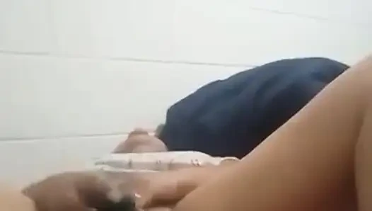 Трахаю мою киску моим огурцом