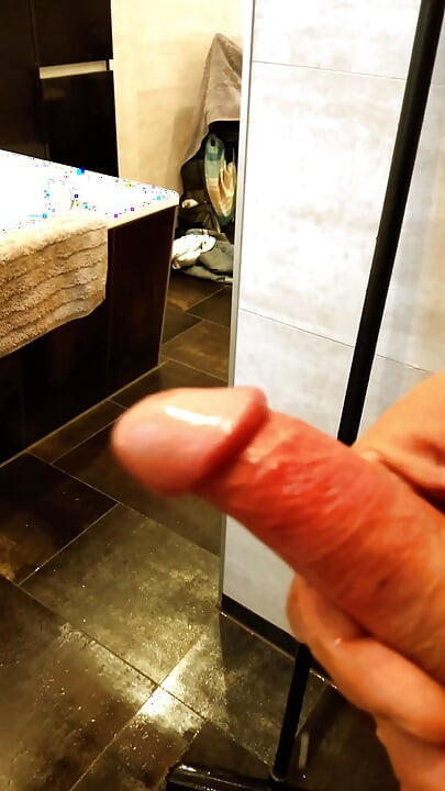 nice cock jerked off in the shower.