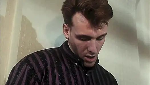 Di sekolah ini pertama-tama sedikit kencing kemudian pesta seks dengan teman sekolah yang terangsang