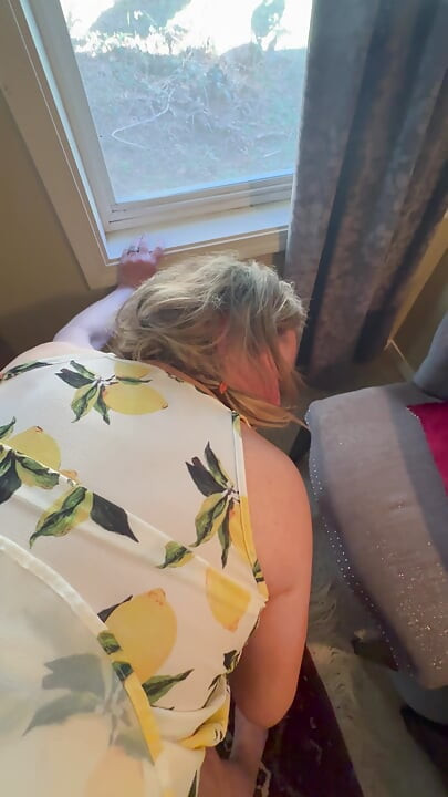 熟女撸管家拉起她的裙子自慰
