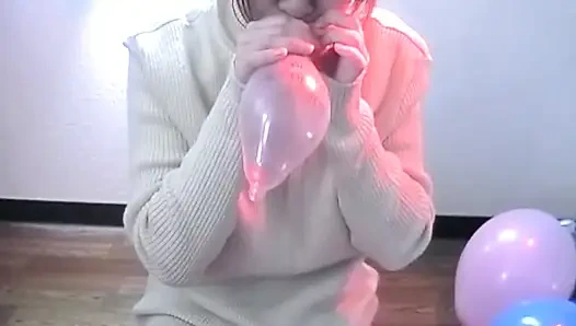 Японской девушке нравится на полу