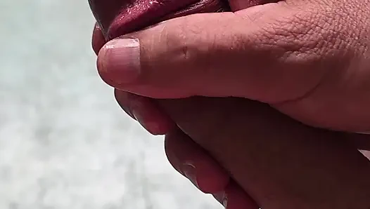 Yavaşça yarağımı okşuyor