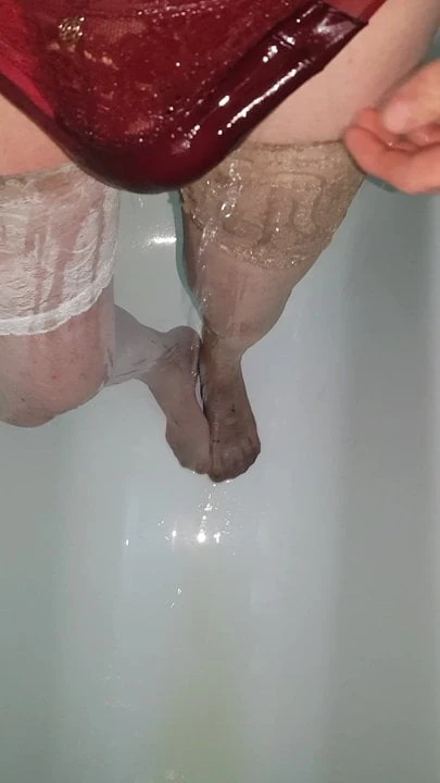 Kencing seluar dalam dan stoking saya dalam bilik mandi