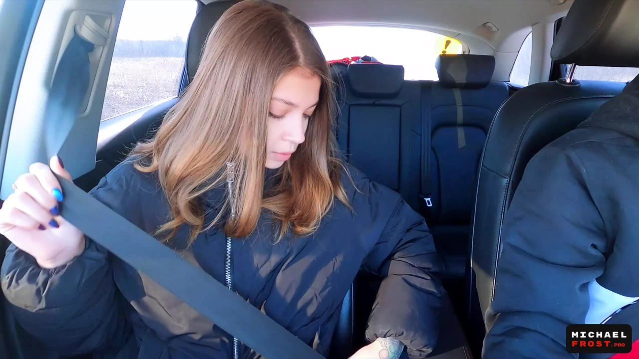 天真的搭便车女孩认为它会免费骑