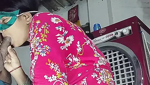 Arsch-muschi ficken, muschi lutschen, brüste lutschen, milch aus der brust lutschen und auf dem schwanz im doggystyle sitzen und direkt auf Hindi-audio liegend