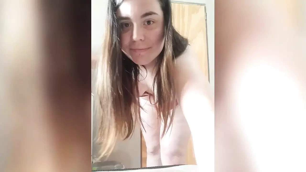 Lil Witch Girl用扫帚自慰