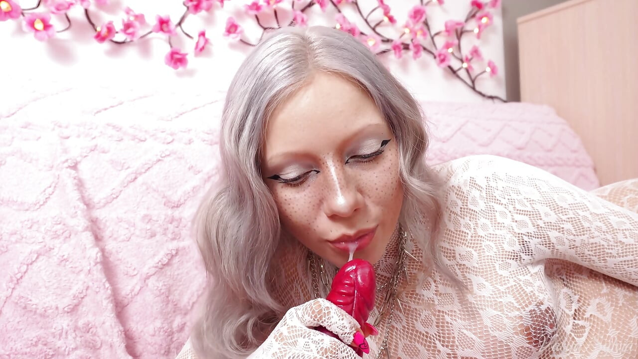 Tu zorra Vasya Sylvia es muy mala para hacer creampie en la boca: ¡rocía su nuevo conjunto!