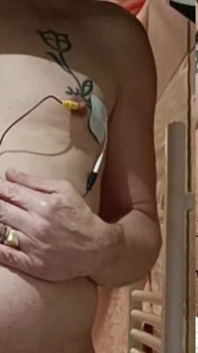 E-stim electro bên trong các lỗ của bộ ngực xỏ khuyên của tôi, xuất tinh (video chuyển động nhanh)