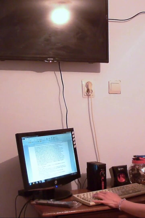 Bekerja di komputernya membuat Maya kencing di kantor / kamar tidurnya