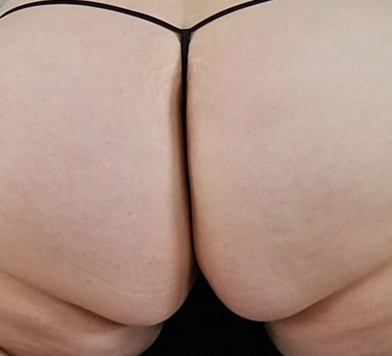 Moja velika, debeljuškasta guza u tangama 🍑