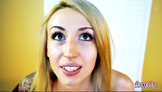 Olyssia si mahasiwa pirang bertato mungil jilat pantat penuh gairah!