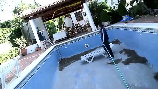 Мясистый клитор сосет, пока киска не течет