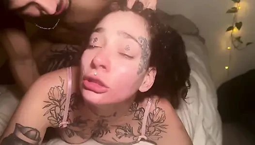 Tätowierte Submissive kann die Aufregung beim richtig harten Sex nicht kontrollieren!