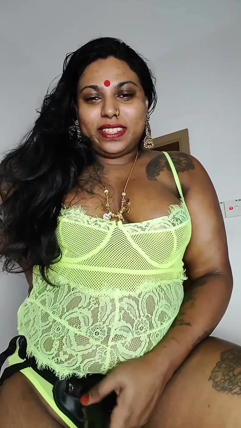 人妻Ilaria干她可悲的Beta丈夫