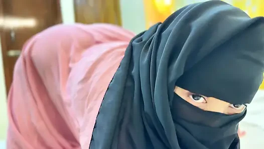 Aku lagi asik muasin memekku pakai jilbab umur 18 tahun dan berhijab!