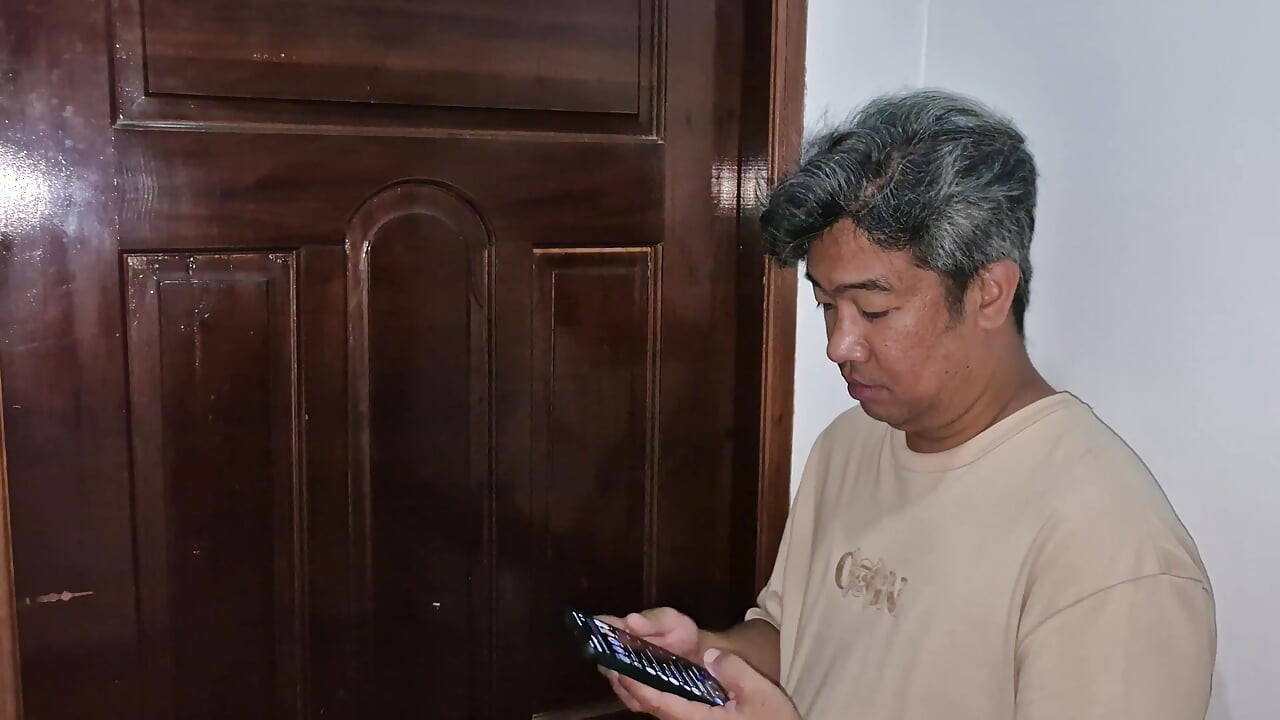 Temanku memanggil penisku hanya untuk membiarkanku mencoba boneka pantatnya